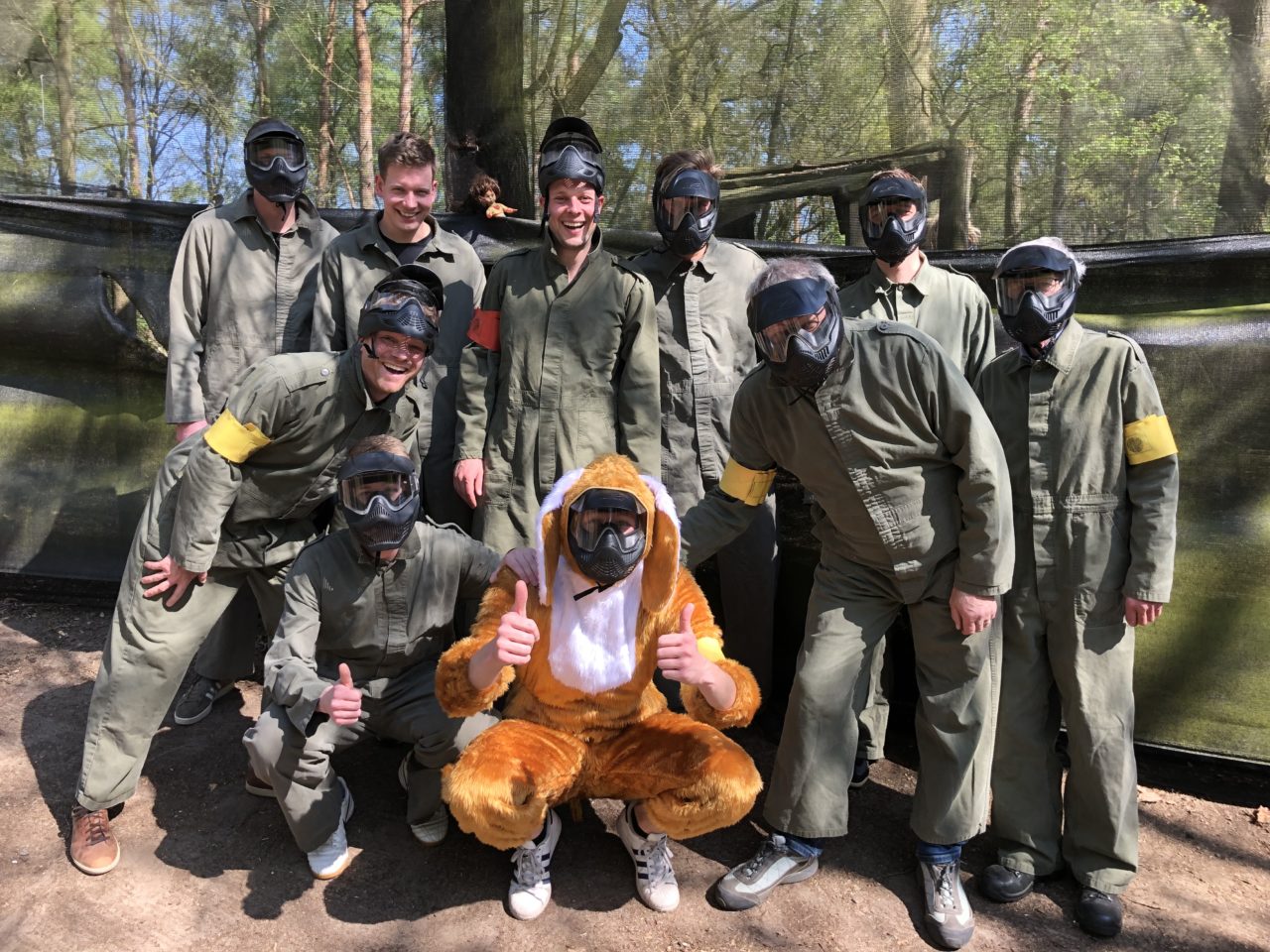 Paintball Haas zit tussen groep vrienden met een vrijgezellenfeest in Oldenzaal